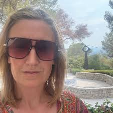 Morning, does anyone know if Santander work cafe has a lift to the  basement?