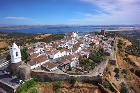 Monsaraz is a civil parish of the municipality of reguengos de monsaraz, on the right margin of the guadiana river in the portuguese alentejo region, near its border with spain. Monsaraz Portimar