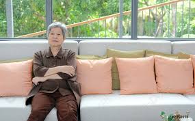 Ich verkaufe hier eine wohnlandschaft mit. Asiatische Altere Weibliche Frau Entspannt Auf Dem Sofa Zu Hause Foto Vorratig Crushpixel