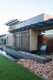 Pilih beberapa jenis tanaman merambat yang cocok dengan pot gantung. Desain Rumah Minimalis Taman Dan Halaman