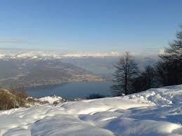 Mottarone, dai 1500 metri della famosa montagna granitica una webcam sulle piste da sci e un incredibile sky line sulle alpi e sul lago maggiore. Panorama Mountain Ski Snowboard Photos