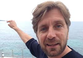 When the yacht sinks they become stranded on a desert island with a group of billionaires and a cleaning lady (de leon). Ruben Ostlund Lifts The Lid On Triangle Of Sadness At Film I Vast S Cannes Presentation Cineuropa