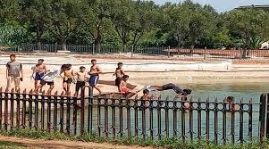 صور لأطفال يسبحون في بحيرة ملوثة بالبيضاء تخلق الجدل تيلي ماروك