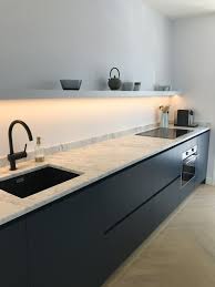 massief eiken keuken mooi in kleur gespoten blad marmer met zwarte kraan en spoelbak op maat gemaakt door maek me keuken ontwerp keuken idee keuken interieur