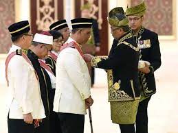 Merupakan darjah yang mulia pangkuan negara pangkat kedua. Agong Turun Singgahsana Sentuh Hati Penerima Pingat Bertongkat