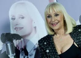 Almeno tre generazioni sono cresciute con lei. Raffaella Carra Da Canzonissima A Carramba Tutti I Successi Della Regina Della Tv Giornale Di Sicilia