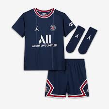 Die logos sind in gelb gehalten. Jordan X Paris Saint Germain 21 22 Baby Heimset Mitternachtsblau Rot Weiss Kinder Fanbekleidung Pro Direct Soccer