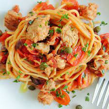 Il sugo col tonno al pomodoro prevede l'aggiunta nella ricetta della pasta al tonno della passata di pomodoro, oppure anche di pomodorini ciliegini. Tagliatelle Con Ragu Di Tonno Rosso Fresco Al Profumo Di Mentuccia Romana Fresco Pesce