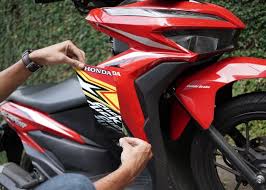 Lapisi dengan double tape yang memiliki daya rekat bagus: Bagian Di Motor Yamaha Nmax Ini Haram Ditempel Stiker Ini Alasannya Gridoto Com