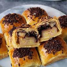 Nah, biasanya buah pisang diolah menjadi camilan pisang goreng atau menjadi topping dalam kolak. Jual Bolen Pisang Lumer Keju Coklat Kota Depok Kanesnackdn Tokopedia