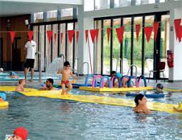 Un couple vient en aide aux enfants du vietnam tous les ans, annie le goff et son mari se rendent dans le nord du pays pour permettre aux enfants de mieux apprendre à l'école. 95lxusxoocmacm