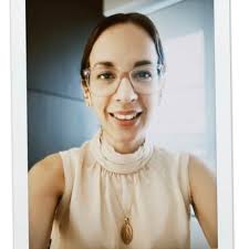 Mona Marín (@MoniMarinR)