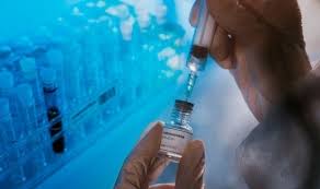 Las pruebas de la vacuna contra el coronavirus que desarrollan la farmacéutica astrazeneca y la universidad de oxford fueron puestas en pausa por precaución. Wjcvjhnf5mvznm