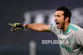 Gianluigi buffon confirms he intends to keep playing after winning the coppa italia with juventus, but needs to find â someone even crazier than me who imagines something marvellous, because. Buffon Akan Tinggalkan Juventus Di Akhir Musim Republika Online