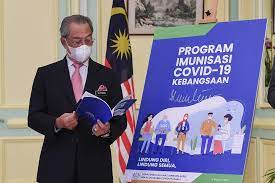 Compulsory vaccinations by the ministry of health malaysia. Pm Launches Covid 19 National Immunisation Programme Guidebook Website Malaysia Malay Mail