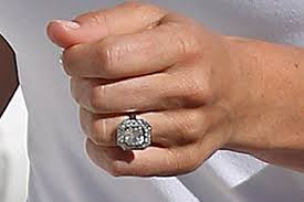 Les répliques se vendent à tous les prix dans les bijouteries et sur internet. Le Diamant Taille Assher De Pippa Middleton Un Classique Intemporel