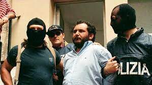 Ancora molto piccolo la famiglia si trasferisce a massa carrara. Kfxpyfpe9ctxhm