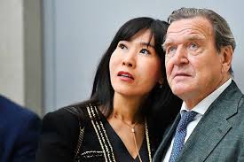 He joined the social democratic party of germany in. Gerhard Schroder Der Mann Mit Den Vielen Eigenschaften Deutschland Badische Zeitung