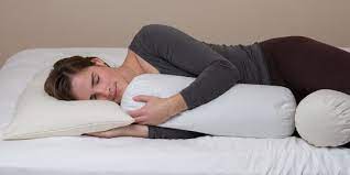 Sebagian orang mungkin tak begitu terbiasa dengan posisi tidur seperti ini. 4 Manfaat Menggunakan Guling Saat Tidur Salah Satunya Cegah Mendengkur Merdeka Com