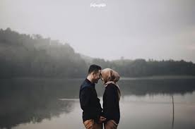 Cukup menggunakan gaun berwarna putih dan kemeja putih kamu bisa membuat foto romantis seperti ini di pantai. 20 Foto Prewedding Hijab Romantis Portalkuningan Com