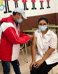 Su eficacia para prevenir los síntomas de la enfermedad y las hospitalizaciones se estima en un 79% y sus fáciles requisitos de almacenamiento la hacen muy adecuada para entornos de bajos recursos. Noticia El Gobierno Habilito La Vacunacion Covid 19 Para Mayores De 30 Anos Sin Comorbilidades