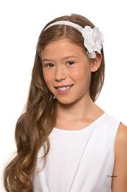 Die meisten mädchen bevorzugen lange haar, auch wenn der bob es gibt sehr viele interessante frisuren für mädchen, nicht nur der klassische pferdeschwanz. Kommunionfrisur Haarschmuck Zum Kleid