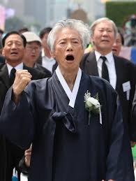 자신이 그린 백기완 선생 그림 앞에 선 신학철 선생 ⓒ신유아 베트남전에 죄책감을 못 느끼고 뻔뻔하게 멀쩡한 자가 오히려 환자고, 상처와 자책으로 아픈 사람이야말로 사람의 가슴을 가진, 성한 사람이라는 생각. 0qkfm3t0dg7yqm