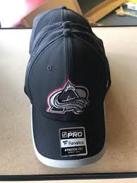 The brim extends outward longer than average caps! Black Adult Medium Large Fanatics Colorado Avalanche Player Issued Hat Sidelineswap