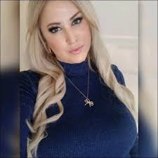 Kelly Hillis's Instagram, Twitter & Facebook