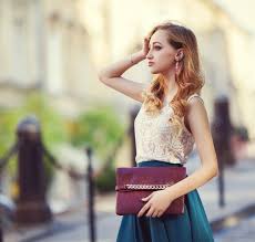 Handbag adalah tas tangan yang memiliki berbagai desain. Penasaran Dengan Trend Terbaru Tas Wanita Kecil 2018 Ini Dia 9 Modelnya