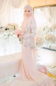 Persewaan gaun pengantin di jakarta, harga sewa baju pengantin dan rias, it started in 2004, when the designer, ivonne couldn't find the dress for her own wedding, an elegant wedding gown that has timeless style & romantic feel and also practical the way she wanted. Simple Modern Muslim Wedding Dress Addicfashion