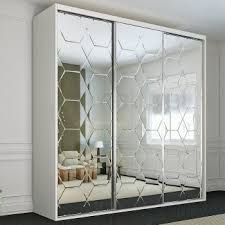 Aynaların sıklıkla yatak odası dolap modellerinde kullanımı boşuna değil. Dolap Modelleri Naturel Home