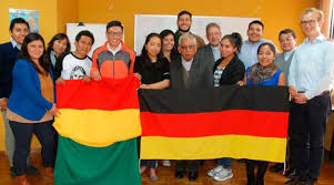Bolivianer m (genitive bolivianers, plural bolivianer). Junge Bolivianer Kommen In Die Bistumer Hildesheim Und Trier Bericht Video