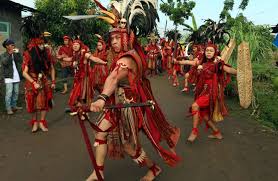 Sebutkan 3 macam tarian beserta propertinya. 34 Tarian Daerah Di Provinsi Indonesia Asal Daerah Gambar Lengkap Mamikos Info