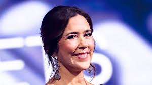 Mary setzt mit Cut-Out-Look ein modisches Ausrufezeichen