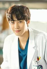 Bo young joo ünlü bir cerrahtır ve bir gün ortadan kaybolur. The Love Doctor