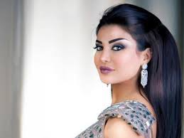 امل العوضي قبل وبعد عمليات التجميل ، امل العوضي هي ممثلة ومذيعة كويتية وبدأت العمل في المجال الاعلامي وهي في سن صغير، حيث انها شاركت لفترة في تقديم برنامج تلفزيون الاطفال والذي يتم تقديمه على تلفزيون الكويت وبعدها قدمت برنامج المسابقات الرمضانية عينك عالوطن وذلك على. Ø§Ù„ÙƒÙˆÙŠØªÙŠØ© Ø£Ù…Ù„ Ø§Ù„Ø¹ÙˆØ¶ÙŠ Ø¨ÙØ³ØªØ§Ù† Ø°Ù‡Ø¨ÙŠ Ø¶ÙŠÙ‚ ÙÙŠ Ø¹ÙŠØ¯ Ù…ÙŠÙ„Ø§Ø¯Ù‡Ø§ Ø§Ù„Ù€ 32 Ù†ÙŠÙˆØ² ÙÙˆØ± Ù…ÙŠ