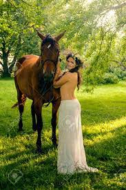 Junge Hübsche Nackte Frau Mit Pferd Im Sommer Wald Lizenzfreie Fotos,  Bilder und Stock Fotografie. Image 31788350.
