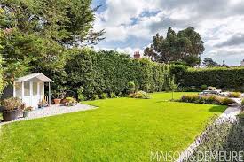 La Charmante Maison Irlandaise De Saoirse Ronan N Est Plus Sur Le Marche In 2020 Ireland Homes Seaside Getaway Irish Cottage