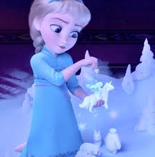 りん🩰 on X: 冒頭でエルサが幼少期にアナと人形遊びをした時に作った救世主の馬に乗った雪の精霊が  実は第5の精霊となった未来のエルサ自身だったという伏線を最後の最後に回収するなんて痺れますね ちなみにエルサの足元には雪でできたダンボとベイマックスとボルト  ...