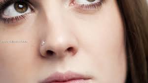 Es ist verläuft durch jeden. á… Stechvarianten Risiken Und Nachsorge Eines Nasenpiercings