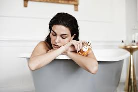 The honey infused hair oil claims to deeply condition, strengthen and nourish your hair thanks to the key ingredient, honey. Ayah Mufleh Reviews Gisou Honey Infused Hair Oil Ciin Magazine