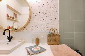 En Video Un Appartement Familial Qui Respire La Joie De Vivre Idee Salle De Bain Deco Salle De Bain Salles De Bains Vintage