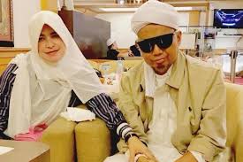 Pada video itu, ustad arifin ilham. Wasiat Ustadz Arifin Ilham Bikin Istri Pertama Menangis