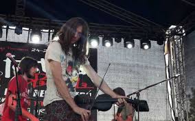 Sunt tânar, doamnă, vinul mă știe pe de rost și ochiul sclav îmi cară. Fiul Lui Dinescu DeclanseazÄƒ RevoluÅ£ia Manelelor Cei Mai Buni Muzicieni Din Romania Sunt LÄƒutarii Ei Sunt AdevÄƒratele Staruri