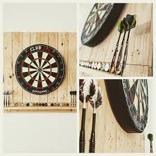 Adepte Des Flechettes J Ai Concu Ce Fond De Cible Entierement Realise Avec Du Bois De Palette Il Comporte Un Tablette Pour L Cible Flechette Cible Flechettes