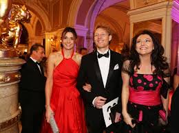 Po dubnové konferenci na právnické fakultě vzniká demokracie 21. Syn Alaina Delona Chodi Pozde Na Ples Ale Dorazil Vcas Sedmicka Cz