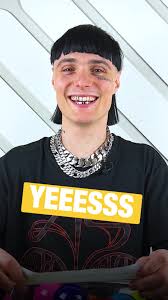 Aimé Simone s'est essayé au jeu des 50 🎱 #aimesimone #shininglight  #aimesimonecover #chanson #chansonfrancaise #musictok #jeudes50 #tatouage  #davidbowie #kanyewest #concerts