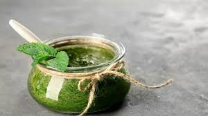 But where ligurian pesto uses pine nuts, this one uses almonds, then adds juicy tomatoes on top of that. Salsa Alla Menta Ed Aceto Perfetta Verdure Grigliate O Lesse