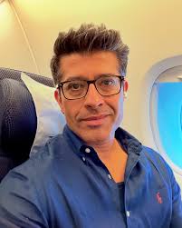 Phir se ud chala… #nostalgia Live a lil! #travel ✈️ 🌍 #london #singapore  #mymeraki #malik #fashion